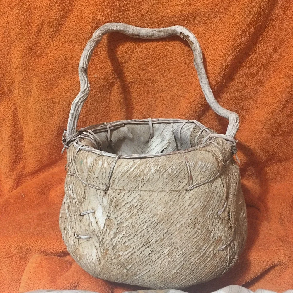 Primitive Style Rustic Round Woven Banana Leaves Basket With Handle White Wash